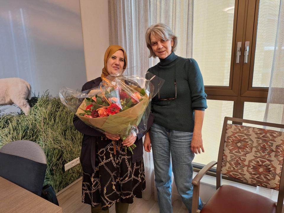Medewerkers De Betho met een bos bloemen
