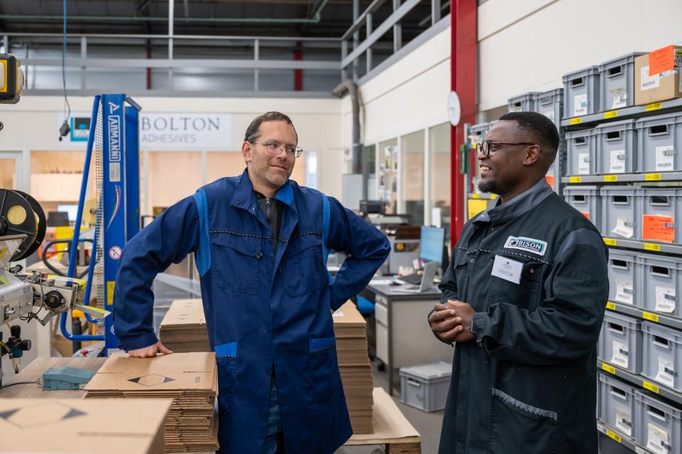 Twee medewerkers De Betho
