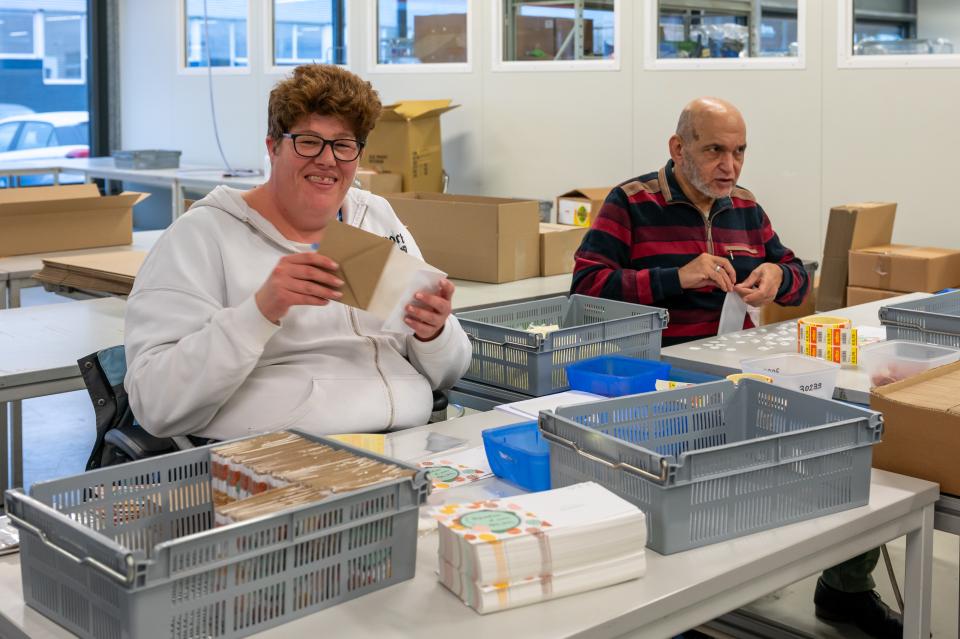 Medewerkers productie aan het inpakken bij De Betho verpakkingsbedrijf
