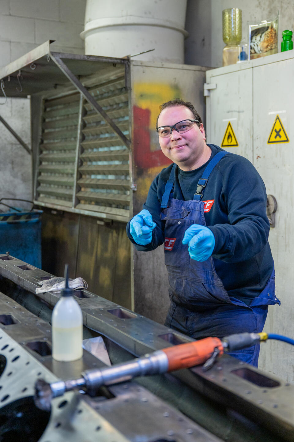 Medewerker bij GCF techniek poetst bij een stalen constructie