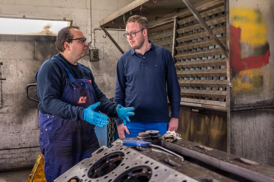 Twee medewerkers GCF techniek overleggen bij een stalen constructie