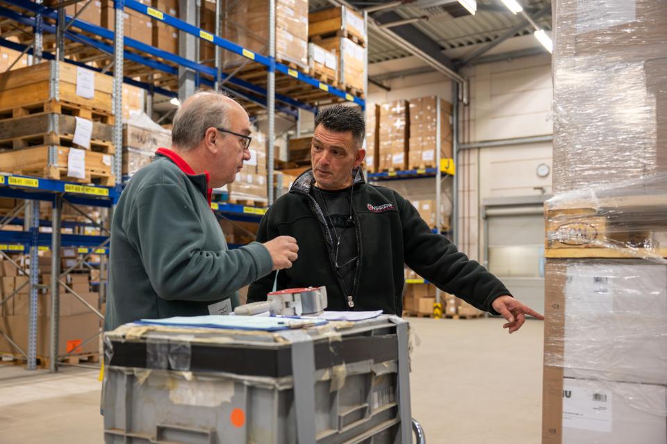 werkbedrijf Goes medewerkers bekijken een stapel dozen
