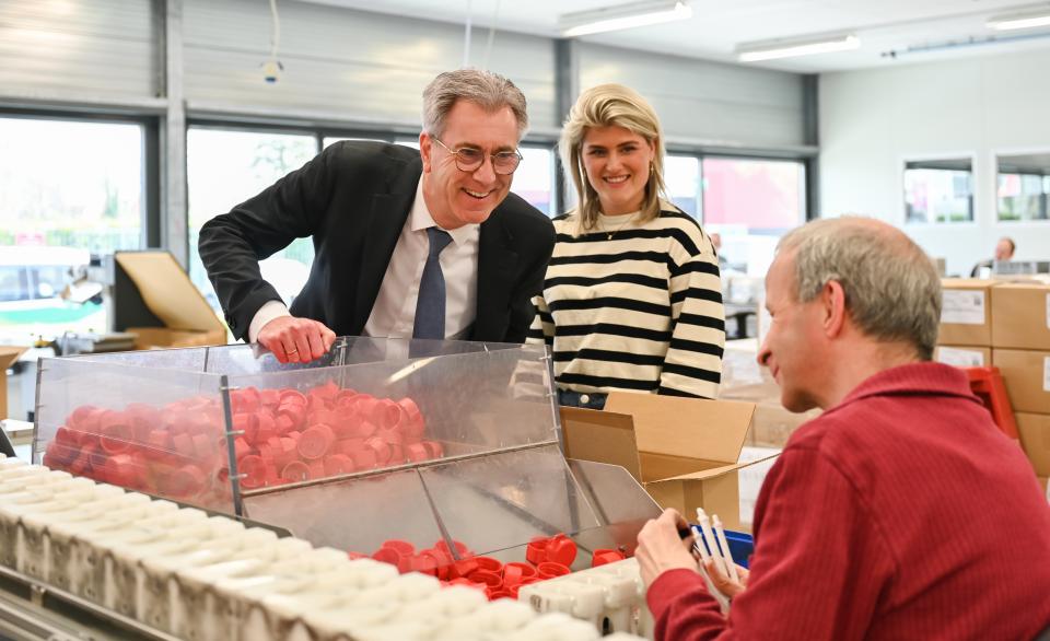 Harry van der Maas met De Betho medewerker 