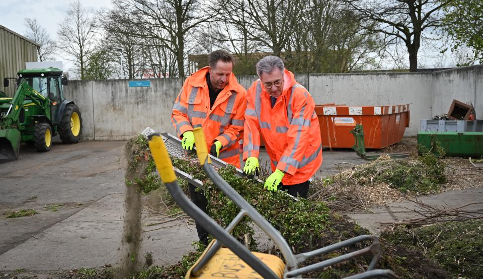 Harry van der Maas en Hugo de JOnge op de groenafdeling van De Betho