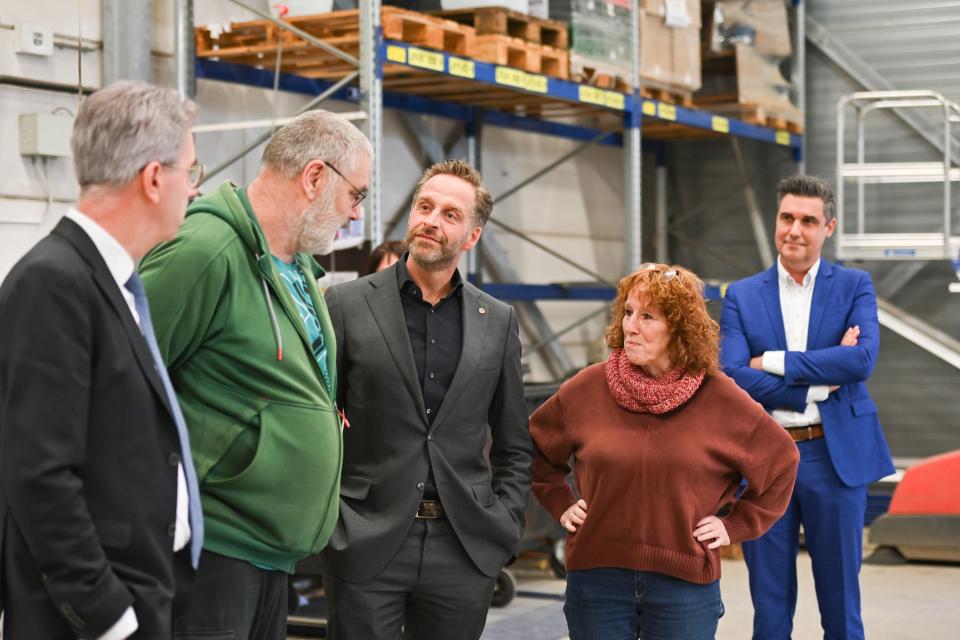 Harry van der Maas en Hugo de Jonge in het magazijn van De Betho