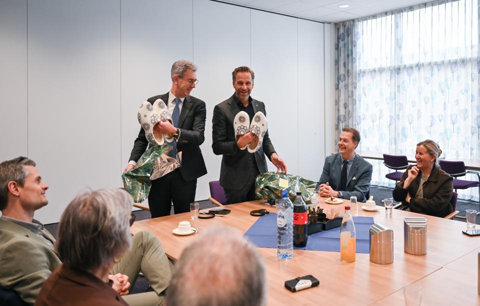 Klompen als cadeau, geleverd door Het Signhuis