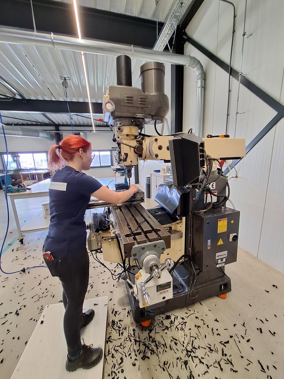 Vrouwelijke medewerkerster technisch aan het werk 1