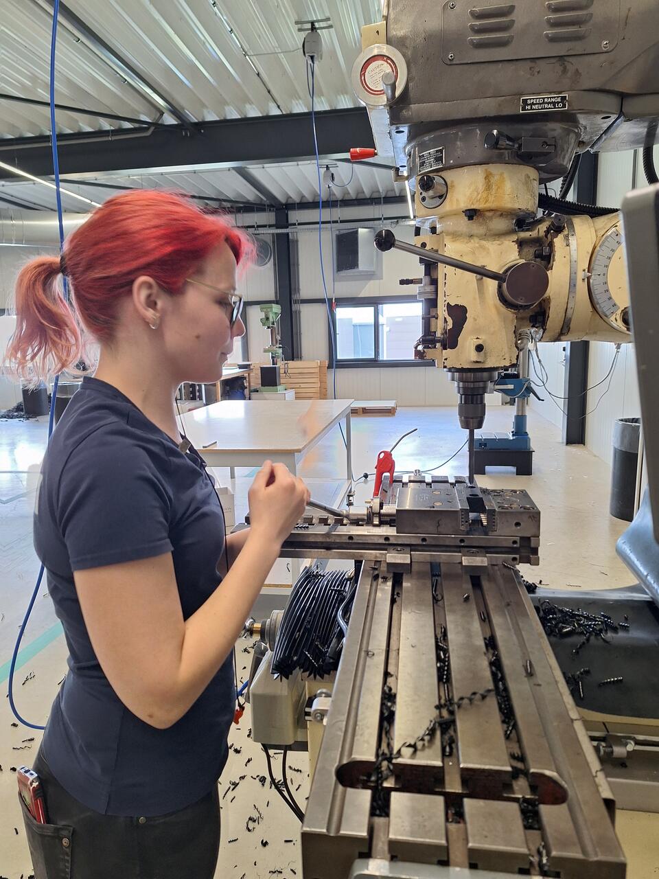 Vrouwelijke medewerkerster technisch aan het werk 4