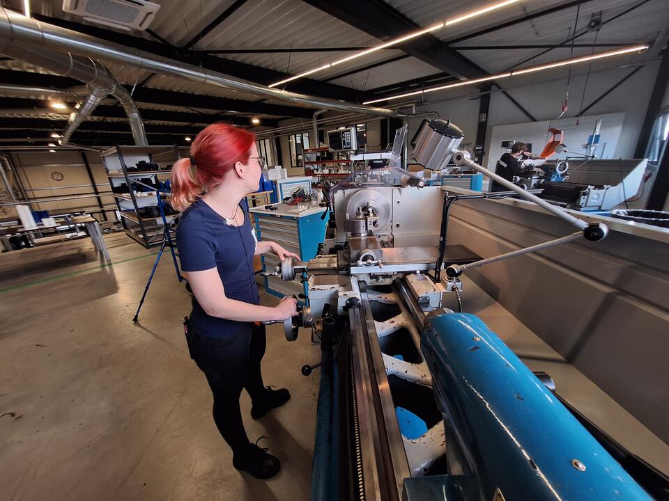 Werkontwikkelbedrijf : Vrouwelijke medewerkerster technisch aan het werk 2