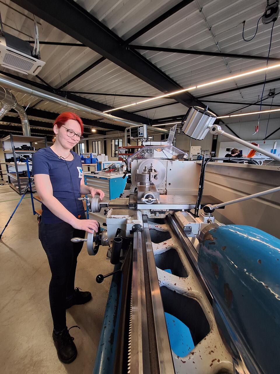 Vrouwelijke medewerkerster technisch aan het werk 5