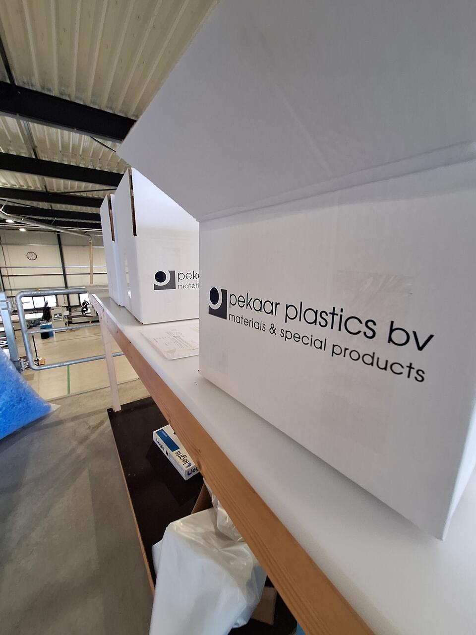 doos met Pekaar plastics erop