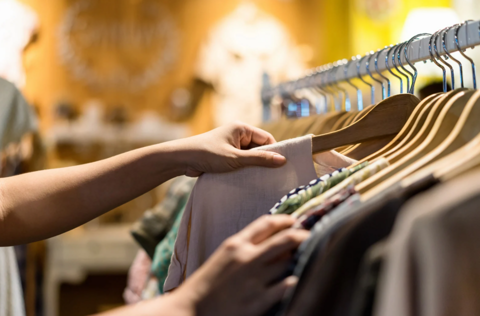 Kleding op hangrekken DFS